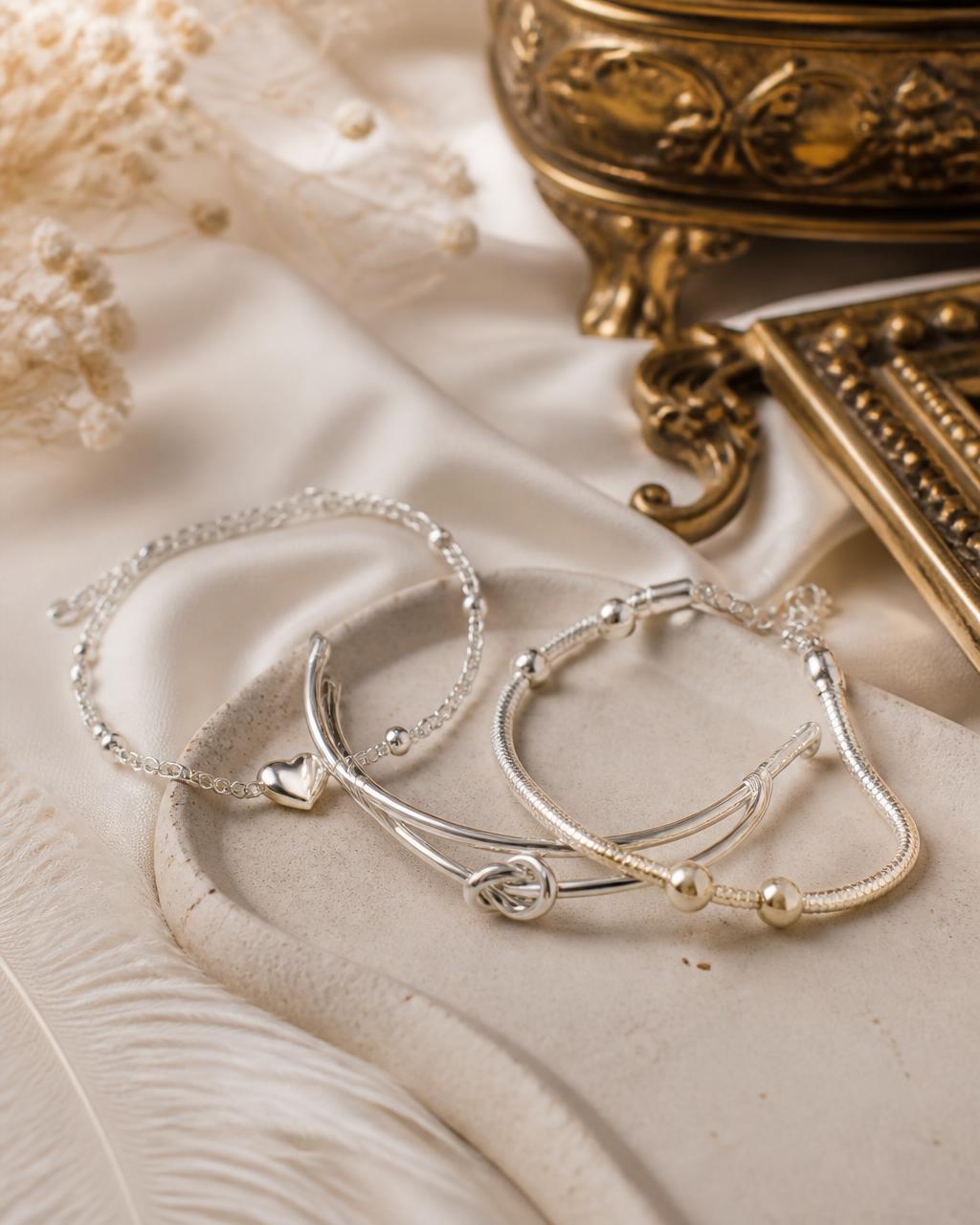 Pulseiras de semijoia sobre tecido claro